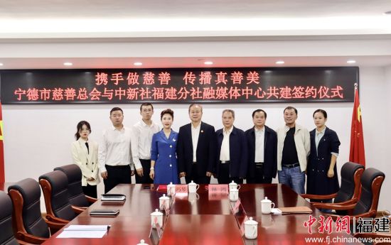 合影留念。吳允杰 攝