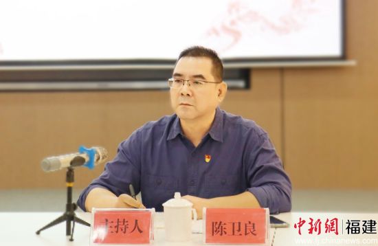 寧德市僑聯(lián)主席陳衛(wèi)良主持座談會。吳允杰 攝