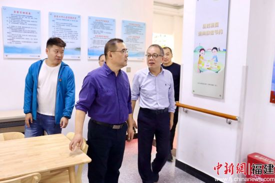 參觀華僑新村社區(qū)互助孝老食堂。吳允杰 攝