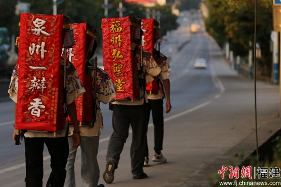 泉臺(tái)青年接力背著媽祖神像徒步。