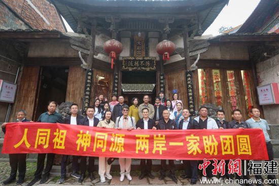  臺(tái)商、臺(tái)胞代表們一行在福鼎點(diǎn)頭媽祖天后宮前合影留念。鄭穎姍 攝