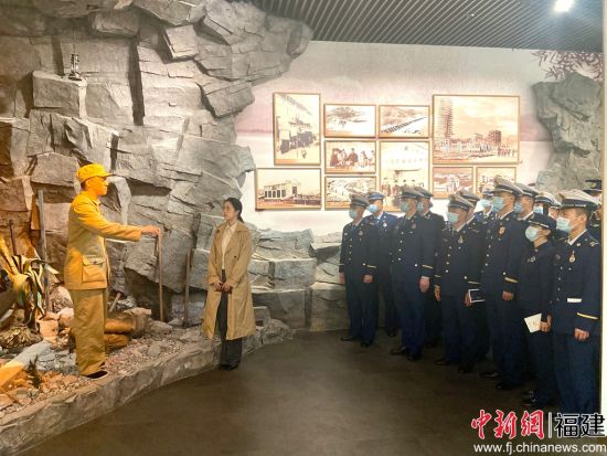  “大美福建展畫卷 共產(chǎn)黨員話新篇"沉浸式互動觀展活動現(xiàn)場。任杰 攝