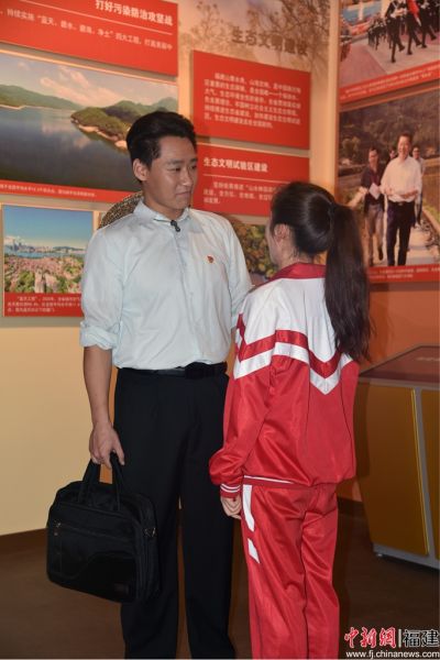  沉浸式互動觀展活動再現(xiàn)廖俊波與女兒“時空對話”場景。丁叮盯 攝