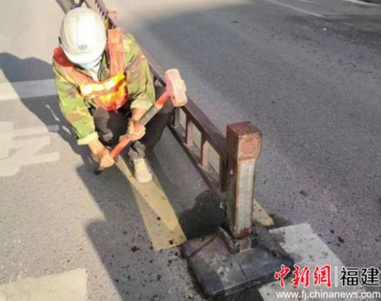  工作人員對市政設(shè)施進(jìn)行巡查養(yǎng)護(hù)和“即損即補(bǔ)”。
