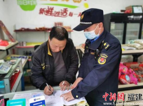 柘榮縣城市管理局工作人員入戶宣傳。