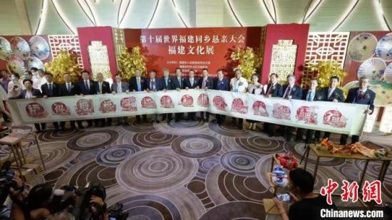 10米剪紙長(zhǎng)卷《萬(wàn)福來(lái)朝》?！≈鬓k方供圖