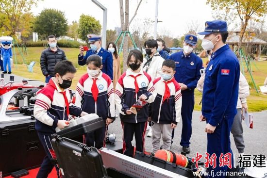 圖為小朋友們正身臨其境參與場(chǎng)景互動(dòng)。福建省應(yīng)急管理廳供圖