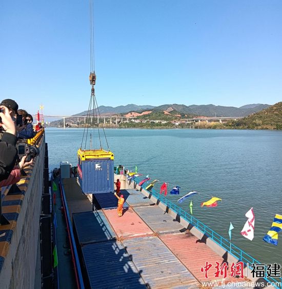 　　閩江干流復(fù)航暨南平港開港活動(dòng)現(xiàn)場(chǎng)。 林敏攝