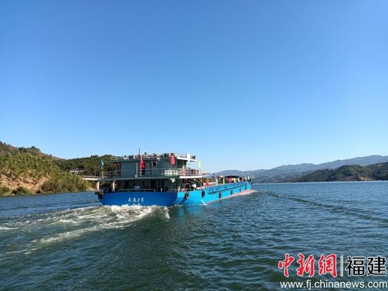 　　“武夷2號(hào)”鳴笛離港。林敏 攝