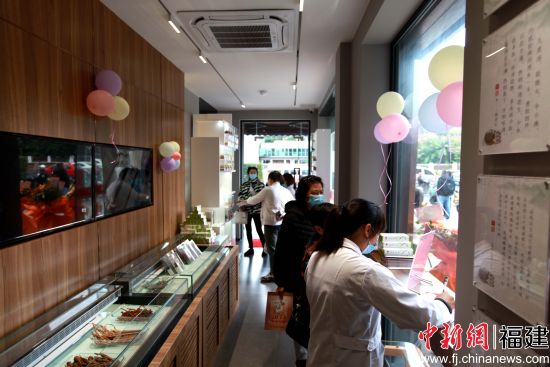 圖為經(jīng)典名方館吸引了許多市民前來(lái)咨詢。陳敏真 攝
