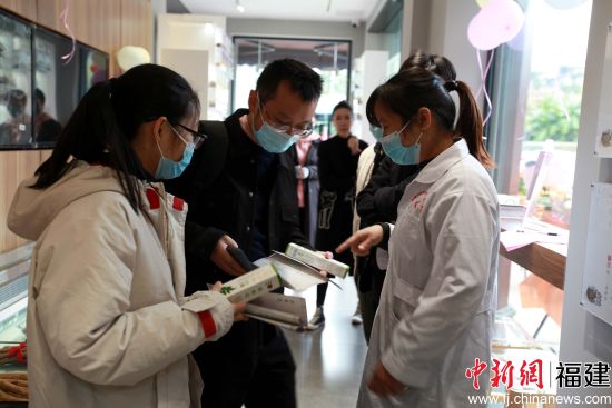 圖為市民向工作人員詢問(wèn)名方功效。陳敏真 攝