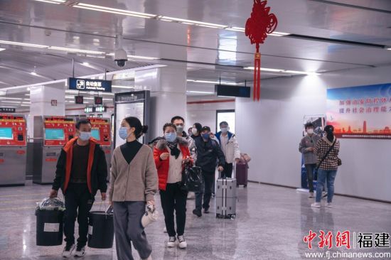 　　春運第一天的福州地鐵。李南軒 攝