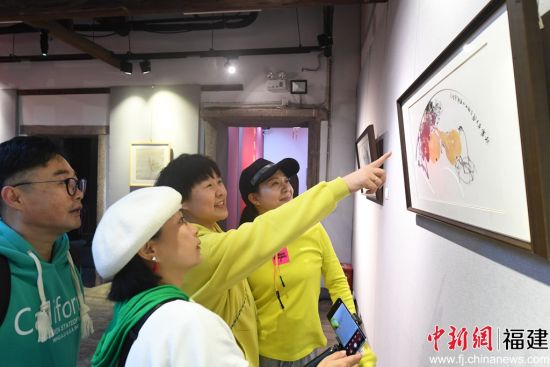 “花鳥報春—福建省花鳥畫扇面作品邀請展”吸引觀眾觀看。記者 劉可耕 攝
