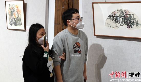 觀眾觀看展覽。記者 劉可耕 攝