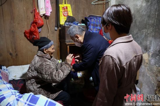  寧德市慈善總會(huì)副會(huì)長(zhǎng)凌慶賢（中）慰問屏南縣困難群眾。