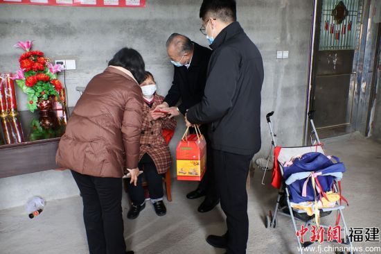  寧德市慈善總會(huì)會(huì)長(zhǎng)林鴻（右二）慰問周寧縣困難群眾。