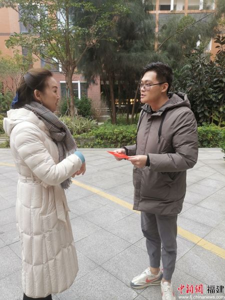 圖為：曾海方慰問(wèn)臺(tái)胞臺(tái)商。
