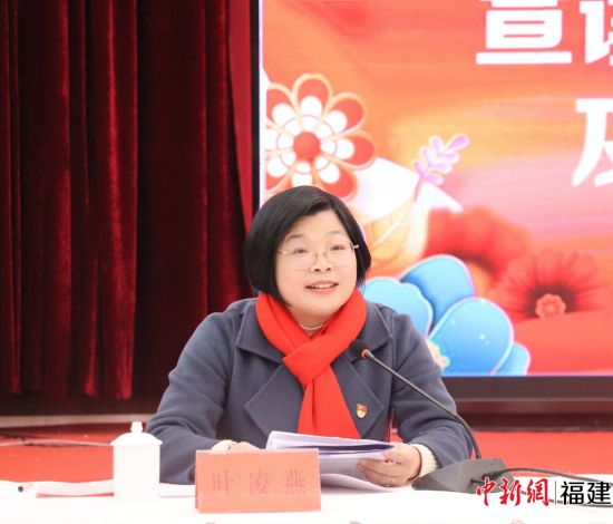 蕉城區(qū)委常委、統(tǒng)戰(zhàn)部部長葉凌燕宣讀2022年度各類突出貢獻(xiàn)企業(yè)及企業(yè)家表揚(yáng)的通報(bào)。