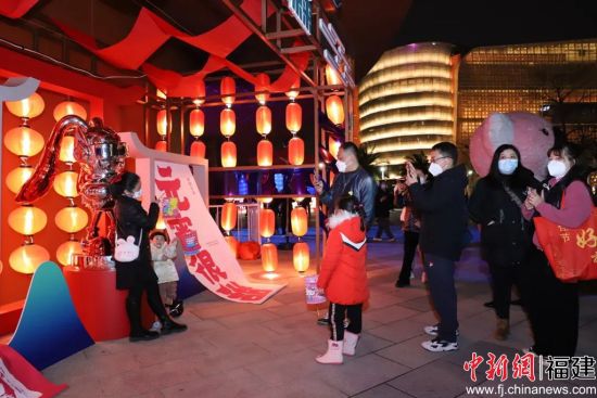 市民拍照打卡。