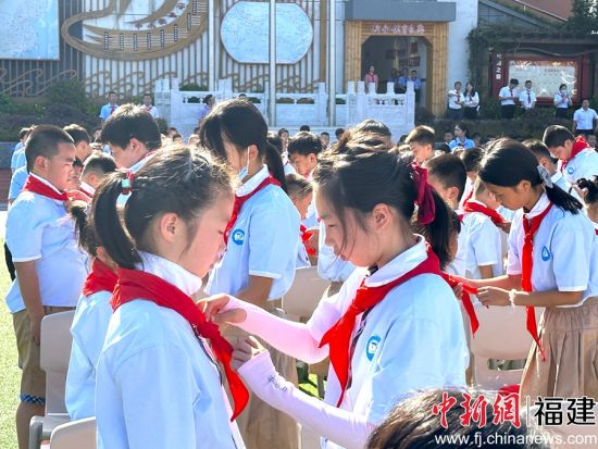 為新隊員佩戴紅領(lǐng)巾。吳允杰 攝