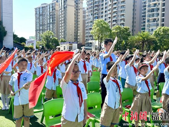 少先隊員們敬禮。吳允杰 攝
