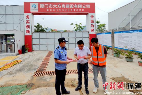  圖為廈門市集美區(qū)城市管理局工作人員走進工地進行文明施工宣傳，嚴控施工噪音。