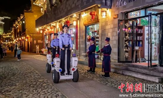 “五一”期間，泰寧縣女子警務(wù)隊(duì)穿梭在古城景區(qū)，成為一道靚麗的風(fēng)“警”線。三明市婦聯(lián)供圖