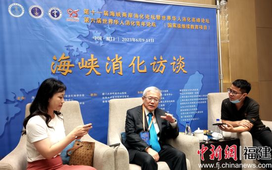  臺(tái)灣消化系內(nèi)視鏡醫(yī)學(xué)會(huì)理事長(zhǎng)邱正堂教授接受媒體采訪。楊伏山 攝
