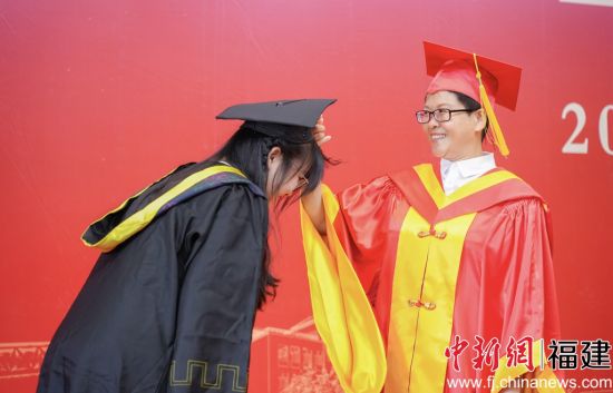 圖為楊林香院長為畢業(yè)生撥穗。黃劍琳攝