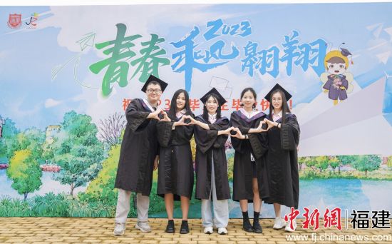 圖為畢業(yè)生合影留念。高雅攝