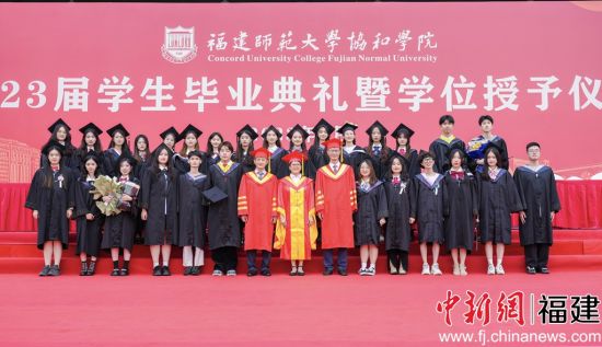圖為畢業(yè)生合影留念。高雅攝