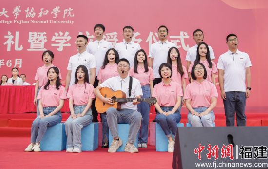 圖為師生同臺演出。黃劍琳攝