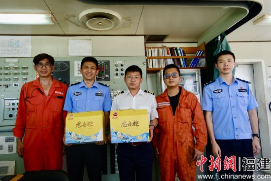  6月20日，平潭邊檢站移民管理警察登上臺北快輪為臺灣船員送粽子。李宗藝 攝