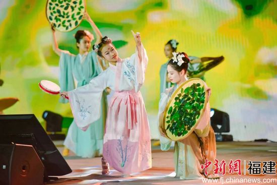 文藝節(jié)目表演。