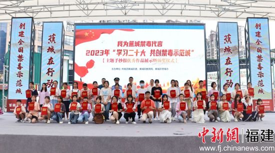 合影留念。吳允杰 攝