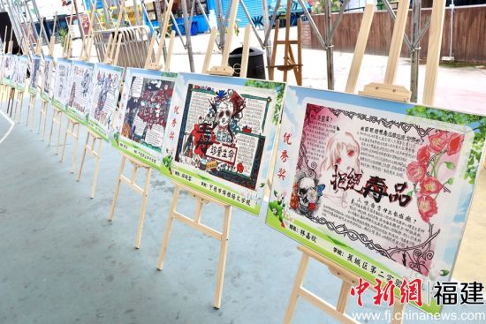 禁毒手抄報優(yōu)秀作品展。吳允杰 攝