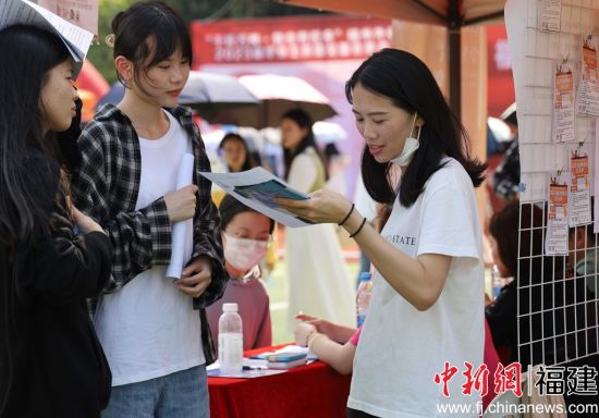  圖為在高校畢業(yè)生專場招聘會上，福州外語外貿(mào)學院的學子受到用人單位青睞。