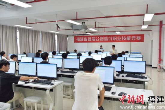 　　圖為造價(jià)技能操作。