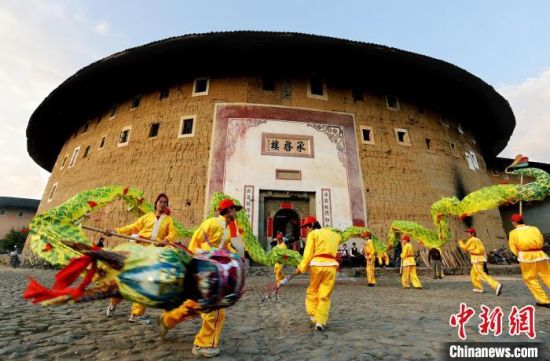 土樓人家歡慶福建土樓列入《世界遺產(chǎn)名錄》?！?溫學(xué)元 攝