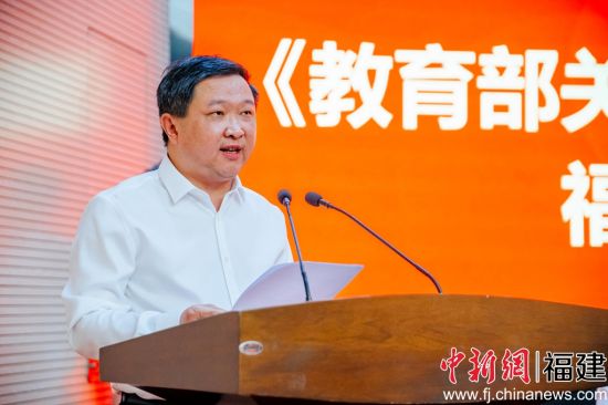 常斌宣讀了《教育部關(guān)于同意福建工程學(xué)院更名為福建理工大學(xué)的函》。李南軒 攝