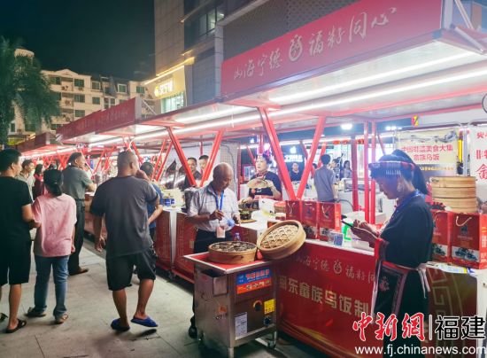 　　閩東少數(shù)民族非遺展品、文創(chuàng)產(chǎn)品、農(nóng)副產(chǎn)品展銷現(xiàn)場(chǎng)。林榕生 攝