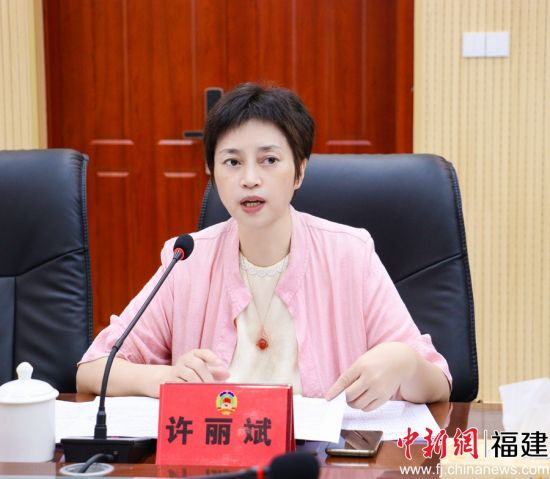 　　寧德市政協(xié)常委、市政協(xié)港澳臺(tái)僑和外事委員會(huì)主任許麗斌發(fā)言。 林榕生 攝