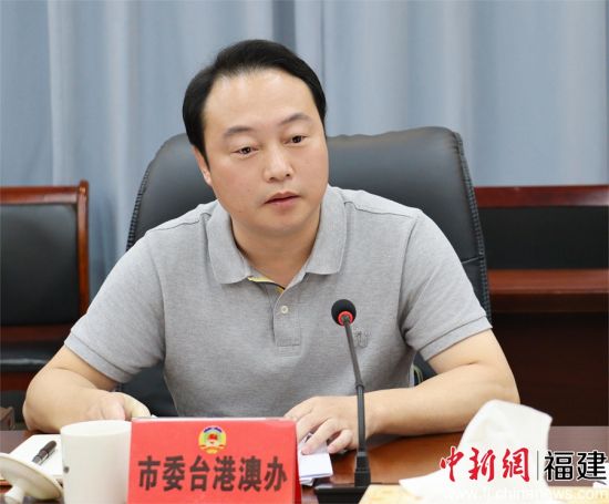 　　寧德市委臺(tái)港澳辦主任鄭鐵軍發(fā)言。 林榕生 攝