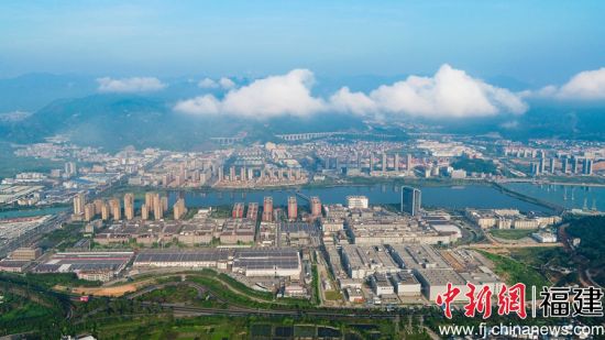 　　航拍寧德鋰電新能源小鎮(zhèn)。 劉忠忠 攝