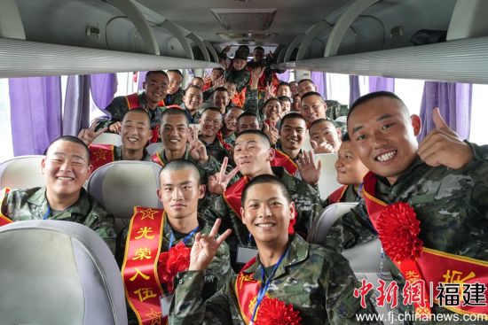 　　新戰(zhàn)友合影。潘岱唯 攝