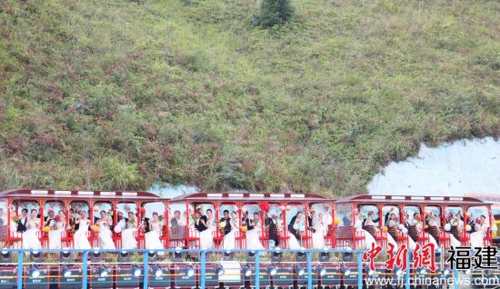　　新人搭乘“幸福列車(chē)”入場(chǎng)。林榕生 攝