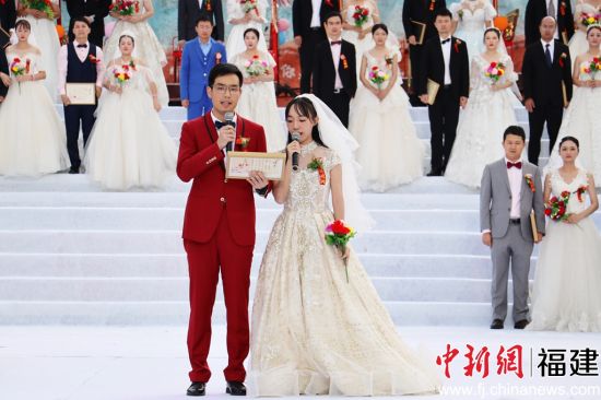 　　百對(duì)新人共同宣讀結(jié)婚誓言。林榕生 攝