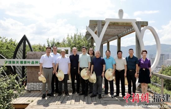 　　福建省文化名家走進(jìn)寧德職業(yè)技術(shù)學(xué)院，參觀寧德職業(yè)技術(shù)學(xué)院夢(mèng)頂張?zhí)旄２鑸@。 寧德職業(yè)技術(shù)學(xué)院 供圖