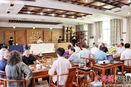 　　福建省文化名家走進(jìn)寧德職業(yè)技術(shù)學(xué)院，觀賞《夢(mèng)頂六和茶藝》表演。 林榕生 攝