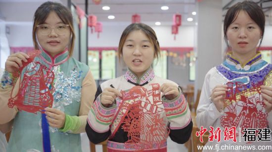 圖為少數(shù)民族學(xué)生包月餅共度中秋佳節(jié)。
